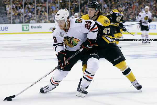Blackhawks fall 2-0 to Bruins in Game 3